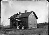 Familj framför bostadshus