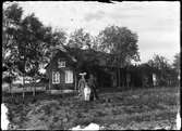 Familj framför hus