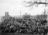Anställda vid Nääs Fabriker. I bildens mitt andra raden från vänster: 
Landshövding Axel von Schneidern, (ordförande i koncernen).
Volrath Berg, (direktör).
Gunnar Berg, (civilingenjör).