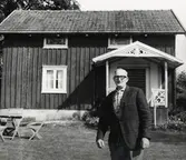 Gustav Öhrn framför stugan på Stora Lindö, Södra Bergundasjön. 1971.