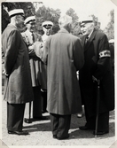 Gruppfoto, Växjö, ca 1960.
Gymnastikdirektör Nils Danckwardt (förut verksam vid lärarseminariet), hälsar på Ture Johansson.
Studentjubileum?.