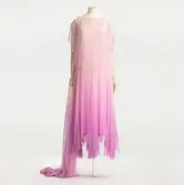 Klänning av tyll i olika rosa toner, monterad på docka. Originalmodell uppsydd hos Madeleine Vionnet i Paris i början av 1920-talet. Troligen köpt av Sonja Wessman född Suber (1891-1976) på NK:s Franska damskrädder i slutet av säsongen när modellplaggen såldes till nedsatt pris. I Skansens samlingar. SKAKLK.0010152.