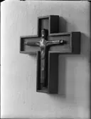 KRUSIFIX I GULD OCH I TRÄ