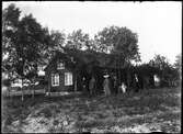 Familj framför hus