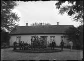 Familj framför bostadshus