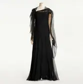 Klänning monterad på docka. Festklänning med detaljer av tyll. Originalplagg från Coco Chanel, troligen från tidigt 1930-tal. Den har tillhört Margit Graffman (1900-1991), chef för NK:s konfektionsavdelning 1931 till 1953.