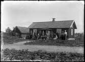 Familj framför hus