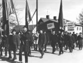 1:a maj demonstration i Kramfors på väg upp till Kramfors Folkets Park 1970. Ur Ådalens släktforskarförenings bildarkiv
