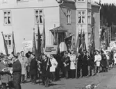 Demonstrationståget samlas i Öd 1:a maj 1970. Längst till vänster representanter för demonstrationskommittén Bengt Holmberg, Sandviken.I profil kommunalrådet Nils Grönhagen, Kramfors. Ur Ådalens släktforskarförenings bildarkiv.
