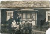 Familjen Sundqvist utanför hemmet, Tjälinge, Uppland 1924