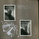 Björn Ekman (1913 - 1992) och Mary Ekdahl (1920 - 1988, gift Ekman) firar nyår 1941 på M/S Roxen i Oxelösund. Paret har fotograferat varandra, ståendes på däck. Text och illustration gjord av Mary: 