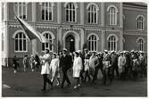 Studentdagar i Växjö, 1968. Nya och gamla studenter paraderar förbi Norrtullskolan, som fungerade som läroverk 1860-1889. 
I andra ledet syns fr.v.: Elisabeth Dahl, Gunnar Hyltén-Cavallius och Margareta Bernstein, alla studenter 1968.
Bakom dem (i 2:a raden) syns bl a professor Curt Gyllenswärd.