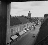 Östra Storgatan sett utifrån en öppning i det pågående bygget av Domus varuhuset, i Jönköping år 1959.