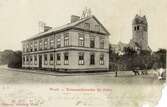 Elementarläroverket för flickor (Flickskolan), Växjö, 1904. Fotograferat från hörnet Storgatan/Linnégatan, i bakgrunden syns domkyrkan.