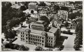 Växjö högre allmänna läroverk. Flygfoto, ca 1945. 
Till vänster syns Blindskolan och Flickskolan i kvarteret Gustaf Adolf, framför dem bl a borgmästare Bergendahls hus i kvarteret Wasa (hörnet Parkgatan/Trädgårdsgatan) och till höger ser man bokhandlare Quidings hus i kvarteret Wasa (hörnet Parkgatan/Södra Järnvägsgatan).