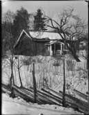 EXT. O. INT GAMMAL TORPSTUGA ING BISHOF, DJURSHOLM
EXT. O. INT.