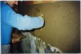 Restaurering västra gaveln i Mjölnarbostaden, vinter 1994. Ene lerklinar ytterväggen mot söder