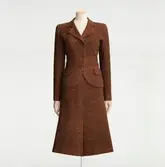 Dräkt på docka. Originalmodell från Edward Molyneux, brittisk modeskaqpare i Paris. Yllejersey från Rodier, som med hjälp av Coco Chanel lanserade jersey i lyxmodet. Köpt av Elsa af Trolle (1886-1953) på NK:s Franska damskrädderi i slutet av säsongen hösten 1937.