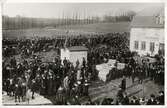 Oroligheter i utkanten av Växjö, 1917.
Folk i staden fick inte tag i livsmedel. Handlande Per Sjöbring, innehavare av 