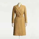 Uniformsinfluerad yllekappa i tidstypiskt snitt med uppbyggda axlar. Beställd från NK:s Franska damskrädderi av Astrid Lamby född Trana (1898-1990). Levererad mars 1944.