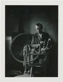 Gertrud Nilsson spinner på en spinnrock