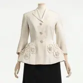 Jacka monterad på docka. Figursydd jacka av sidenrips i New Look med trekvartslång ärm och med applicerade snoddblommor samt stråpärlsbroderi. Beställd från NK:s Franska damskrädderi av Märta Wiberg född JegerhjeIm (1905-1990). Levererad april 1946. Skansens klädkammare. SK11196.