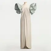 Klänning monterad på docka. NK:s franska damskrädderi.
Puderrosa aftonklänning av sidencrêpe med gnistrande paljetter på axelbanden och ljusblå cape av sidenrips. Modifierad Balenciagamodell. Beställd från NK:s Franska damskrädderi av Maj Kalderén född Wiberg (1919-2007) gift med NK-chefen Rudolf Kalderén. Levererad februari 1961. I Skansens klädkammare, SK14762.