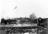 Envåningsbyggnaden med veranda lät groshandlare Lundberg timmra på en våning år 1912. Gränden till höger med de Sondellska husen på högra sidan kallades \