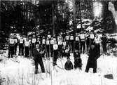 Deltagare i skidtävling i Härnösand i början av 1900.