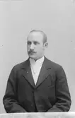 Engman; Ingår i porträttsamlingen från Knut Wallins ateljé.