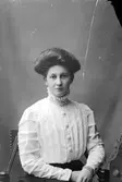 Agnes Högberg; Ingår i porträttsamlingen från Knut Wallins ateljé.