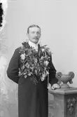 L Isaksson; Ingår i porträttsamlingen från Knut Wallins ateljé.