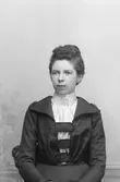 Fru Olga Nilsson; Ingår i porträttsamlingen från Knut Wallins ateljé.