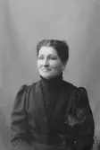 Olga Sandlund; Ingår i porträttsamlingen från Knut Wallins ateljé.