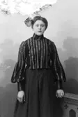 Olga Stenholm; Ingår i porträttsamlingen från Knut Wallins ateljé.