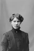 Olga Strindin; Ingår i porträttsamlingen från Knut Wallins ateljé.