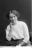 Elma Westin; Ingår i porträttsamlingen från Knut Wallins ateljé.