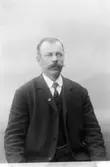 A N Wiklund; Ingår i porträttsamlingen från Knut Wallins ateljé.