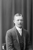 A Wiklund; Ingår i porträttsamlingen från Knut Wallins ateljé.