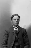 Emil Wiklund; Ingår i porträttsamlingen från Knut Wallins ateljé.