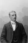 John Wiklund; Ingår i porträttsamlingen från Knut Wallins ateljé.