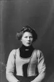 Wendla Wiklund; Ingår i porträttsamlingen från Knut Wallins ateljé.