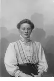 Ester Öberg; Ingår i porträttsamlingen från Knut Wallins ateljé.