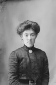 Ester Östman; Ingår i porträttsamlingen från Knut Wallins ateljé.
