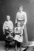 Mor och 3 barn; Ingår i porträttsamlingen från Knut Wallins ateljé.