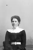 Hilda Jönsson; Ingår i porträttsamlingen från Knut Wallins ateljé.