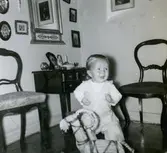 Julkalas i Rothwalls hus år 1956. Manne Ekman (född 1955) står bakom en liten julbock i lägenheten som familjen hyrde.