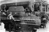Plåtpressning- och maskinavdelningen på Elektro Helios. En av fler fotografier på en tavla med foton tagna 1945-46 på dåvarande Elektro Helios. Tavlan satt på Electrolux 1986 och originalfotografierna på den fanns då på marknadsavdelingen, Electrolux, Alingsås.