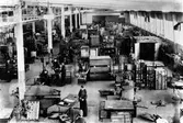 Plåtslageri och mekanisk montageavdelningen på Elektro Helios. En av fler fotografier på en tavla med foton tagna 1945-46 på dåvarande Elektro Helios. Tavlan satt på Electrolux 1986 och originalfotografierna på den fanns då på marknadsavdelingen, Electrolux, Alingsås.
