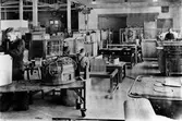 Elektronisk montageavdelningen på Elektro Helios. En av fler fotografier på en tavla med foton tagna 1945-46 på dåvarande Elektro Helios. Tavlan satt på Electrolux 1986 och originalfotografierna på den fanns då på marknadsavdelingen, Electrolux, Alingsås.